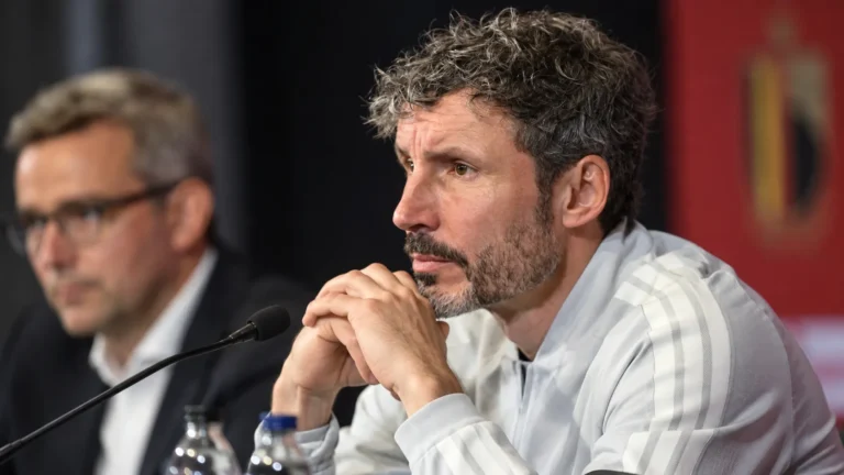 Mark van Bommel spreekt op een persconferentie van de Rode Duivels.