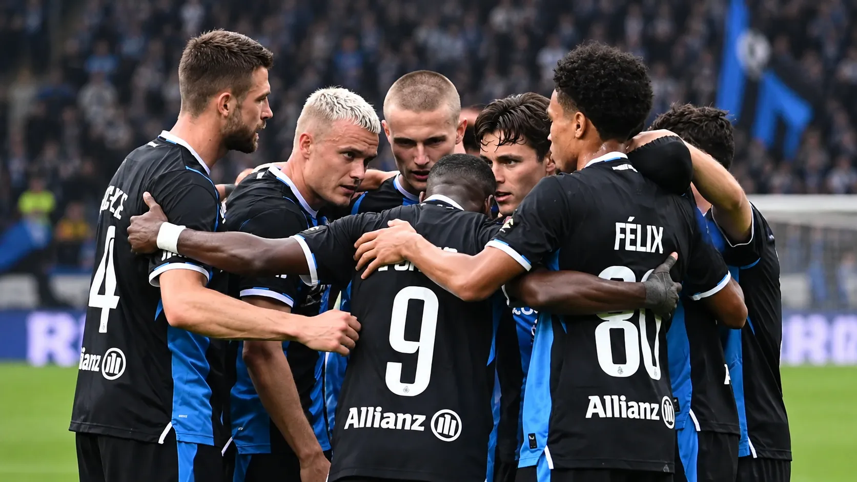 Een groep spelers van Club Brugge verzamelt in een hechte huddle op het veld.