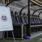 Een lege tactiekzone met een RSC Anderlecht-embleem op het tactiekbord.