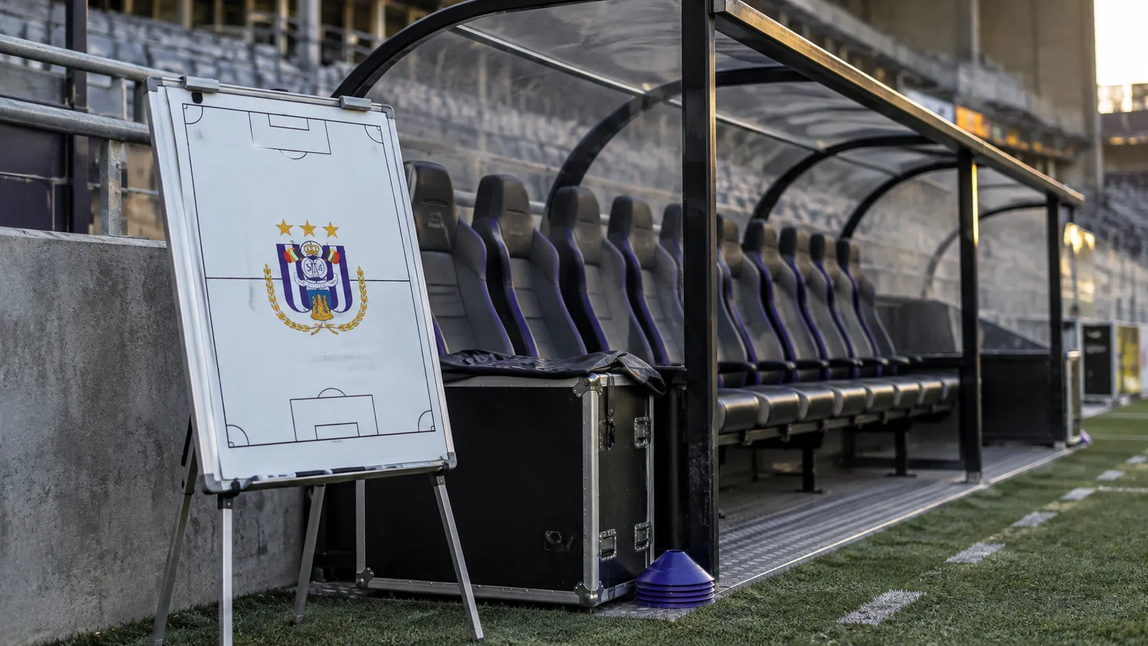 Een lege tactiekzone met een RSC Anderlecht-embleem op het tactiekbord.