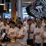 Een groep supporters bestelt aan een stadiontoog met een betaalterminal.