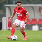 Adnane Abid van Standard controleert de bal op het trainingsveld.