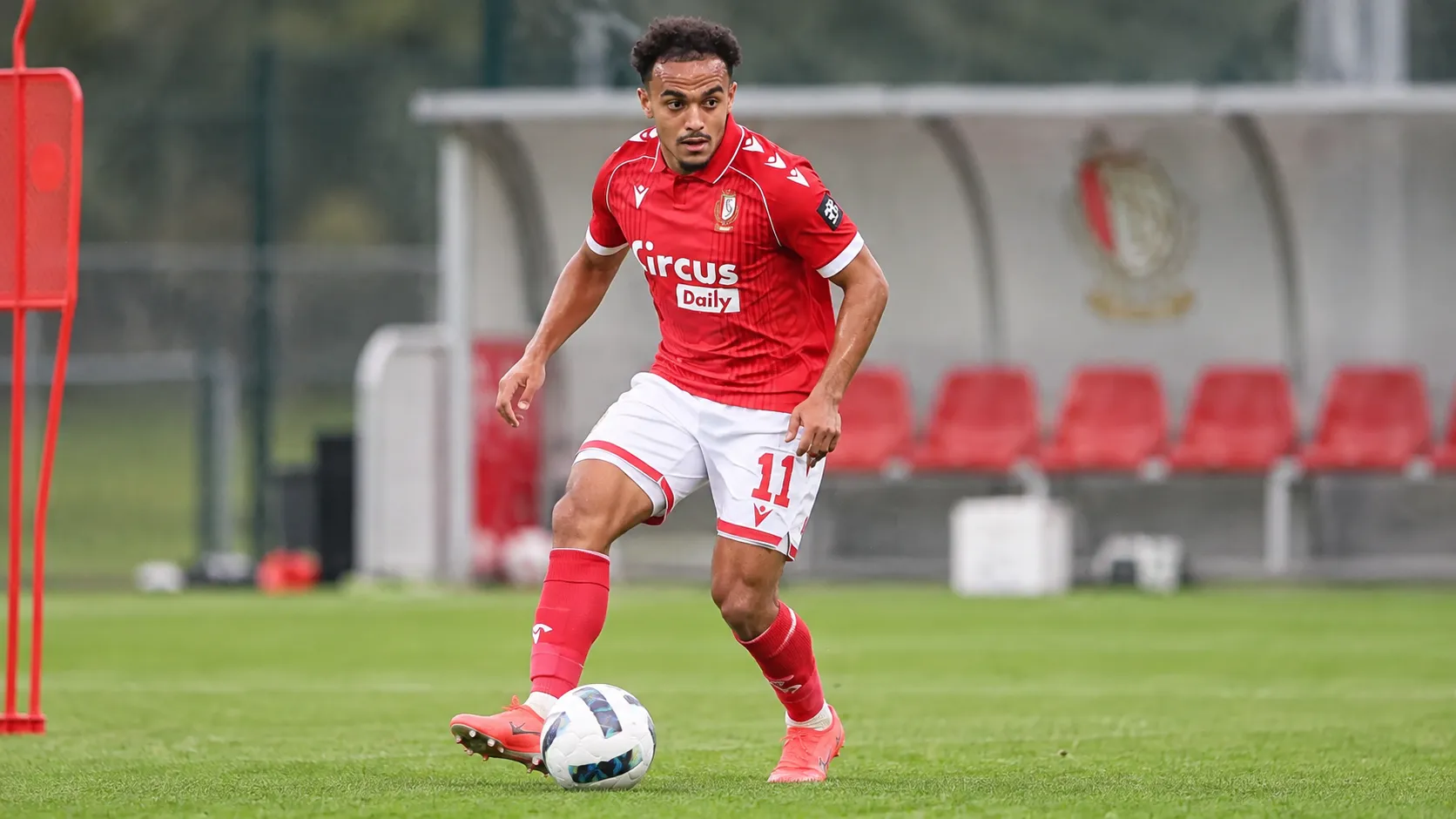 Adnane Abid van Standard controleert de bal op het trainingsveld.
