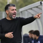 Issame Charaï geeft instructies naast het trainingsveld van Westerlo.
