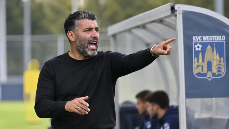 Issame Charaï geeft instructies naast het trainingsveld van Westerlo.