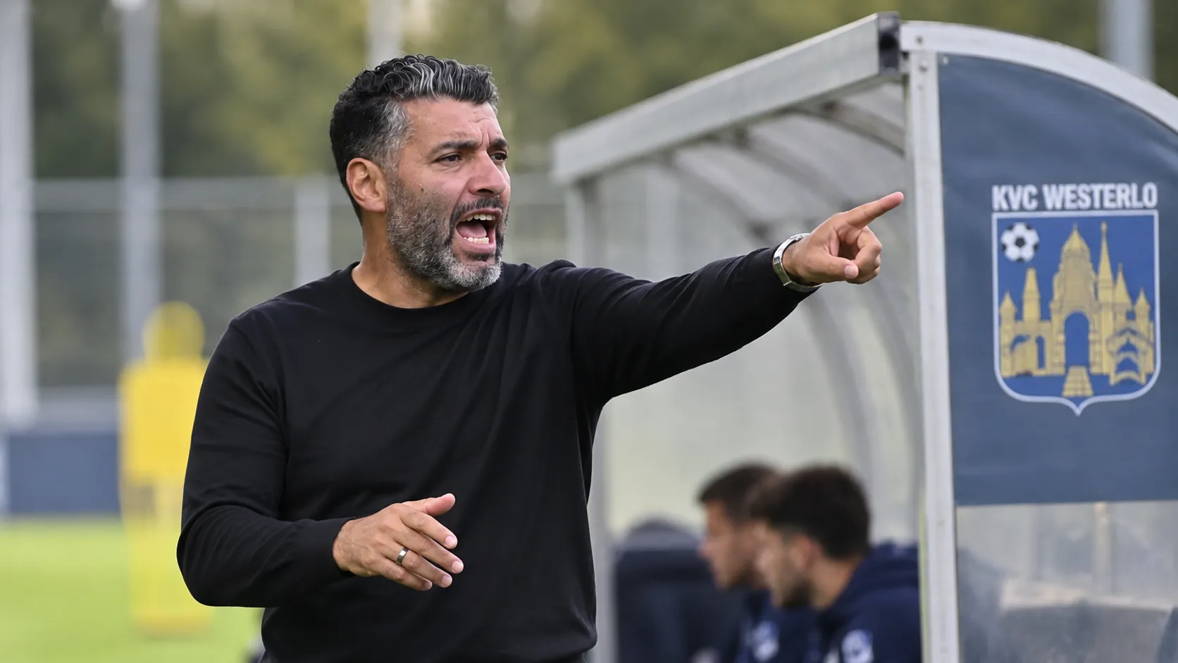 Issame Charaï geeft instructies naast het trainingsveld van Westerlo.