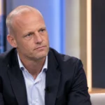 Olivier Deschacht tijdens een televisie-interview in een studio.