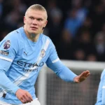 Erling Haaland in het lichtblauwe shirt van Manchester City tijdens een wedstrijdmoment.