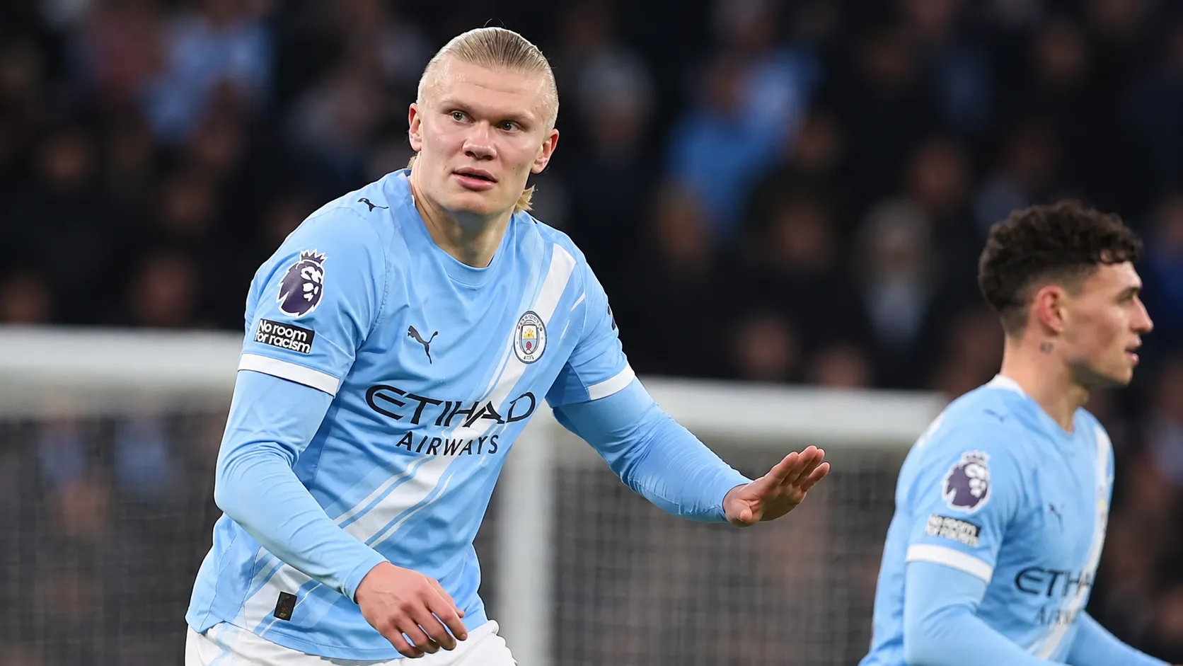 Erling Haaland in het lichtblauwe shirt van Manchester City tijdens een wedstrijdmoment.