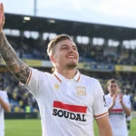 Norman Bassette in het Westerlo-tenue terwijl hij na een wedstrijd de supporters groet.