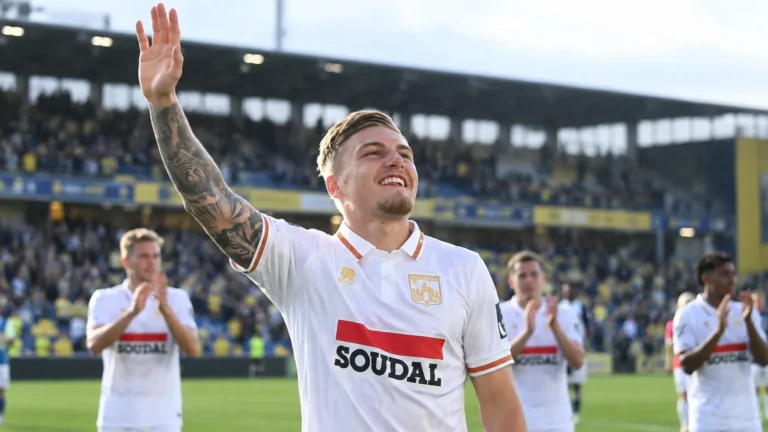 Norman Bassette in het Westerlo-tenue terwijl hij na een wedstrijd de supporters groet.