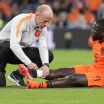 Een Nederlandse speler krijgt op het veld verzorging van een lid van de medische staf.