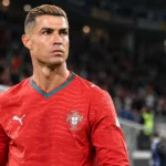 Cristiano Ronaldo in het tenue van Portugal aan de rand van het veld.