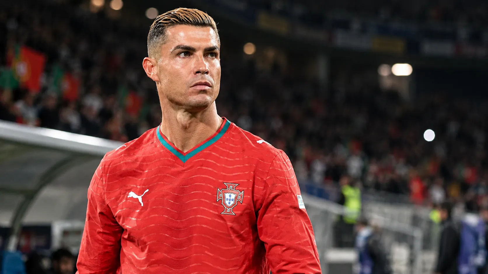 Cristiano Ronaldo in het tenue van Portugal aan de rand van het veld.