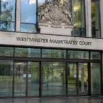 De lege ingang van Westminster Magistrates’ Court in Londen.
