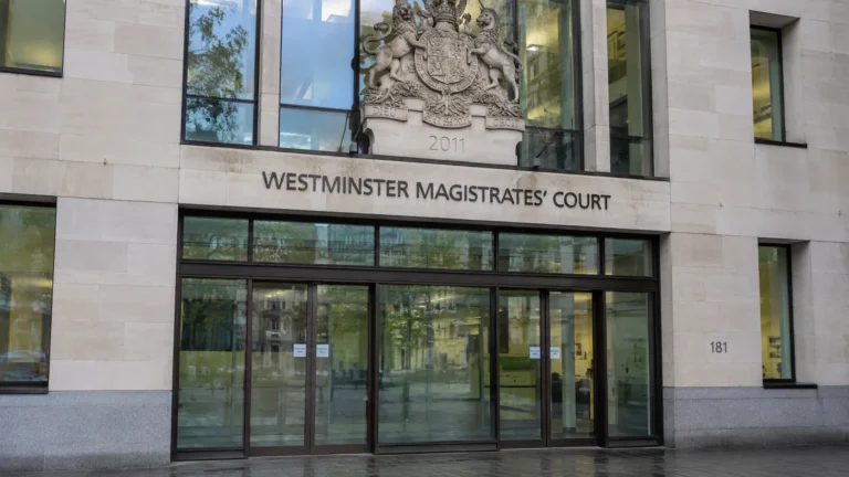 De lege ingang van Westminster Magistrates’ Court in Londen.
