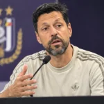 Vitor Bruno spreekt tijdens een persmoment in een lichte sporttrui.