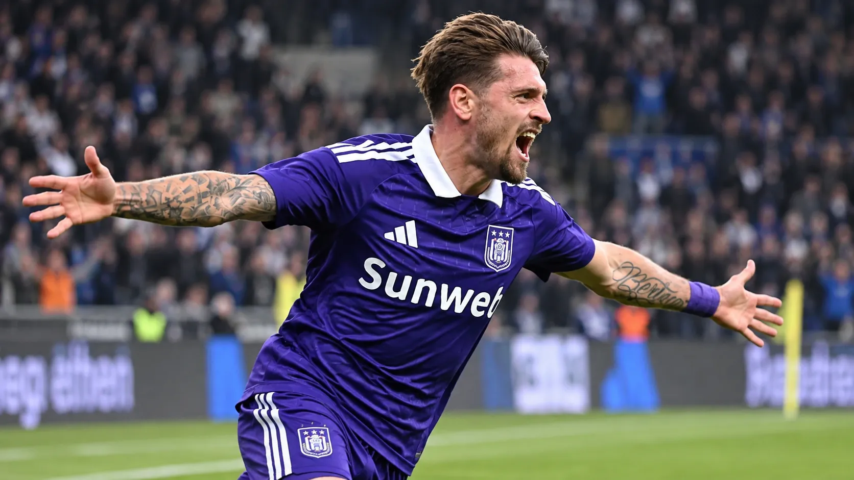 Een Anderlecht-speler in paars wedstrijdtenue tijdens een actie op het veld.