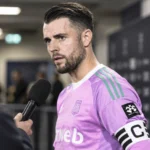 Colin Coosemans van Anderlecht in zijn roze wedstrijdshirt tijdens een interview na de match.