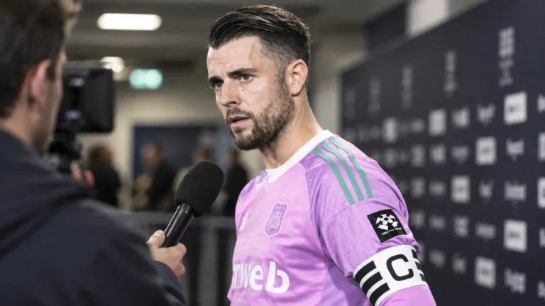 Colin Coosemans van Anderlecht in zijn roze wedstrijdshirt tijdens een interview na de match.