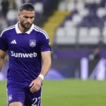 Léo Pétrot van Anderlecht loopt na de wedstrijd over het veld.