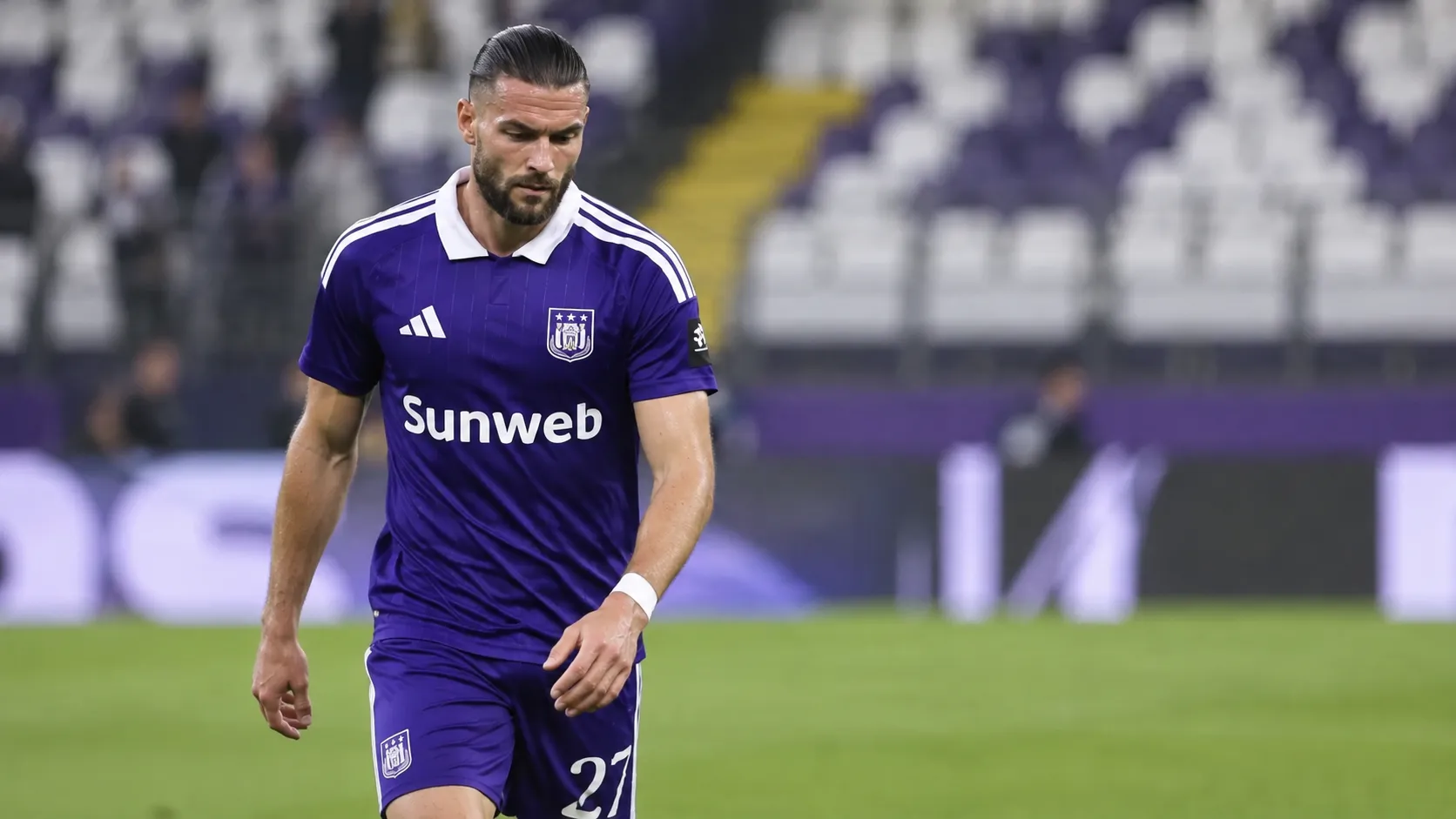 Léo Pétrot van Anderlecht loopt na de wedstrijd over het veld.