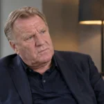 Johan Boskamp zit in een rustige interviewruimte voor voetbalmedia.