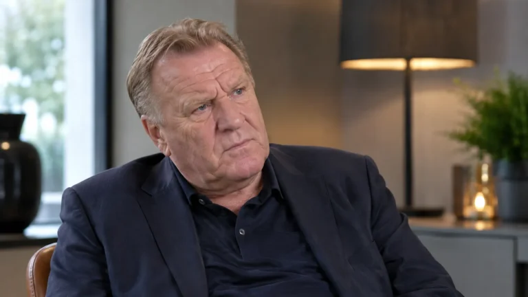 Johan Boskamp zit in een rustige interviewruimte voor voetbalmedia.