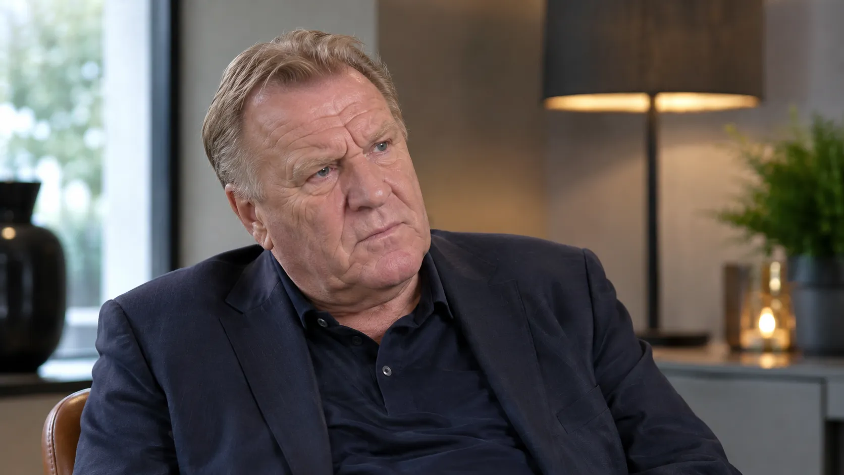 Johan Boskamp zit in een rustige interviewruimte voor voetbalmedia.