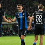 Spelers van Club Brugge vieren samen tijdens een wedstrijdmoment.