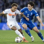Twee spelers van Griekenland en Nederland staan tijdens de wedstrijd tegenover elkaar.