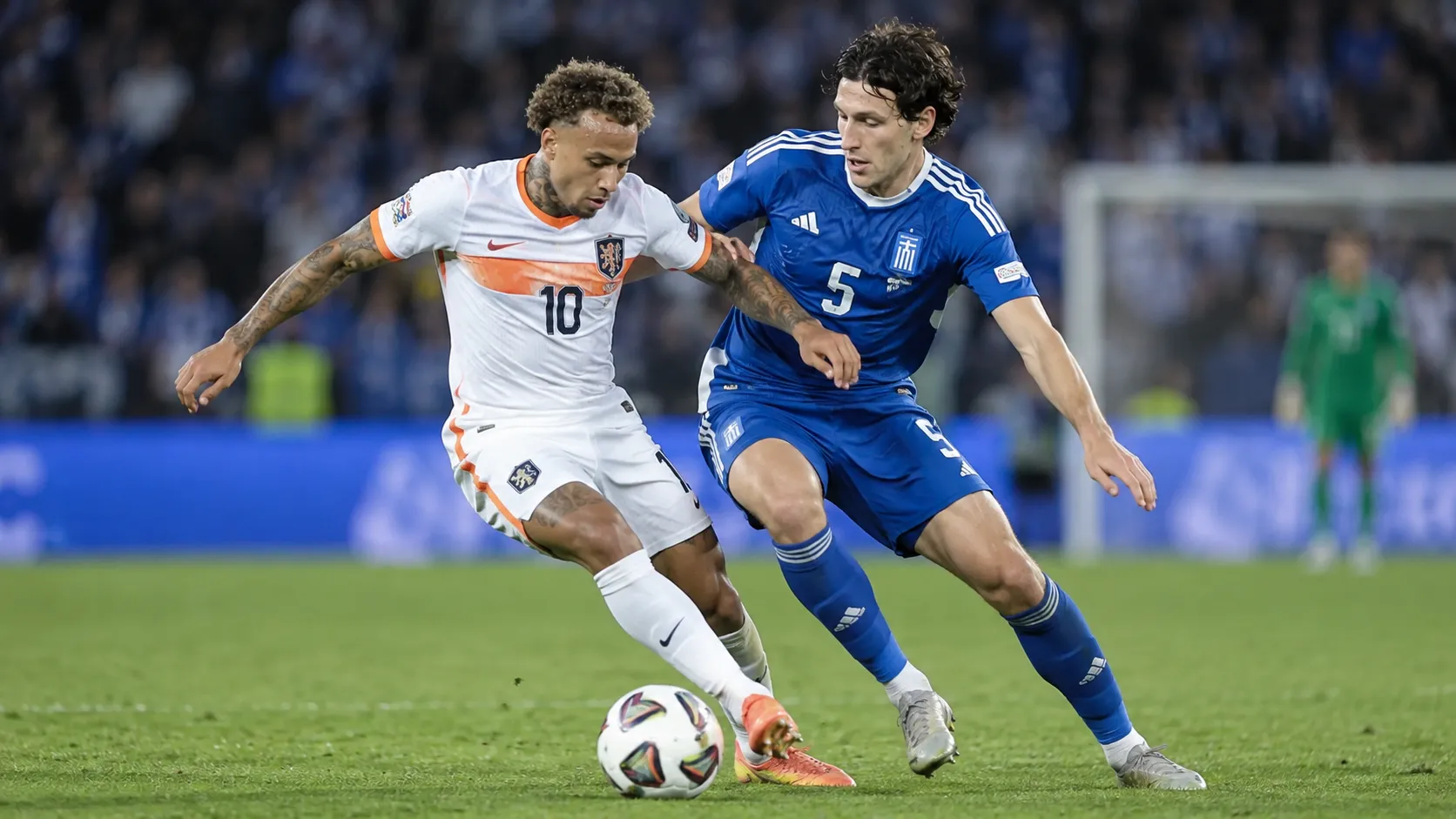 Twee spelers van Griekenland en Nederland staan tijdens de wedstrijd tegenover elkaar.