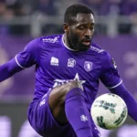 Een Beerschot-speler in paars controleert de bal tijdens een wedstrijd.
