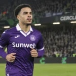 Mario Stroeykens in het paarse shirt van RSC Anderlecht terwijl hij het veld opkomt.