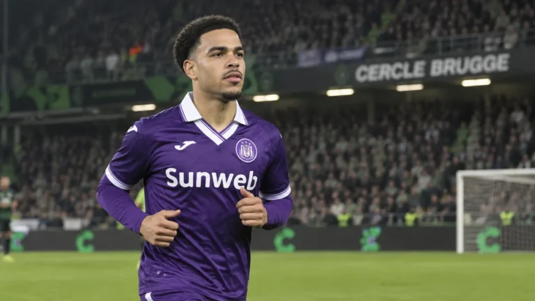 Mario Stroeykens in het paarse shirt van RSC Anderlecht terwijl hij het veld opkomt.