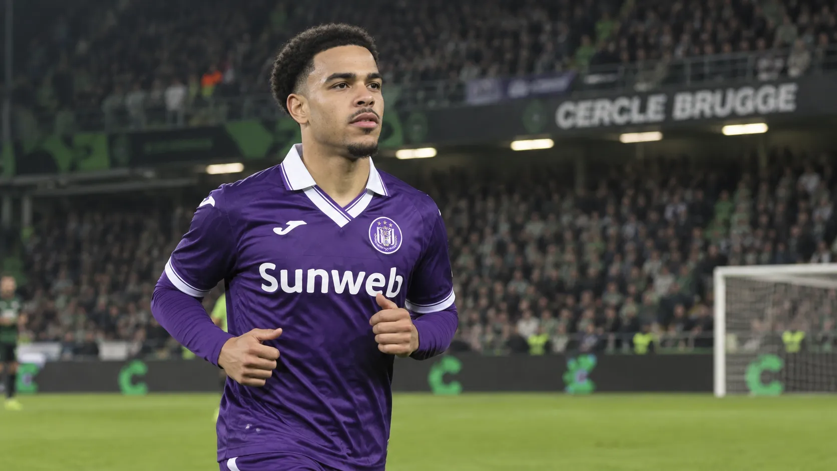 Mario Stroeykens in het paarse shirt van RSC Anderlecht terwijl hij het veld opkomt.