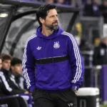 Vitor Bruno staat in paarse Anderlecht-kleding naast de dug-out.