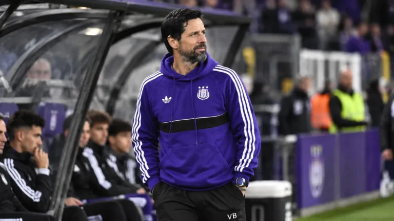 Vitor Bruno staat in paarse Anderlecht-kleding naast de dug-out.