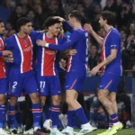 PSG-spelers vieren samen langs de zijlijn tijdens de wedstrijd.