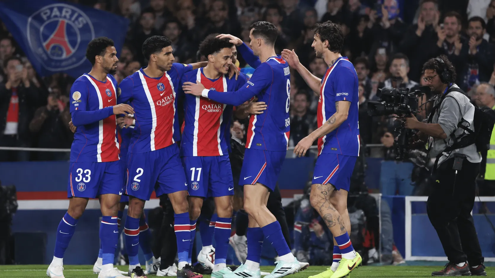 PSG-spelers vieren samen langs de zijlijn tijdens de wedstrijd.