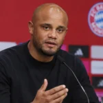 Vincent Kompany tijdens een persconferentie van Bayern München na een wedstrijd.