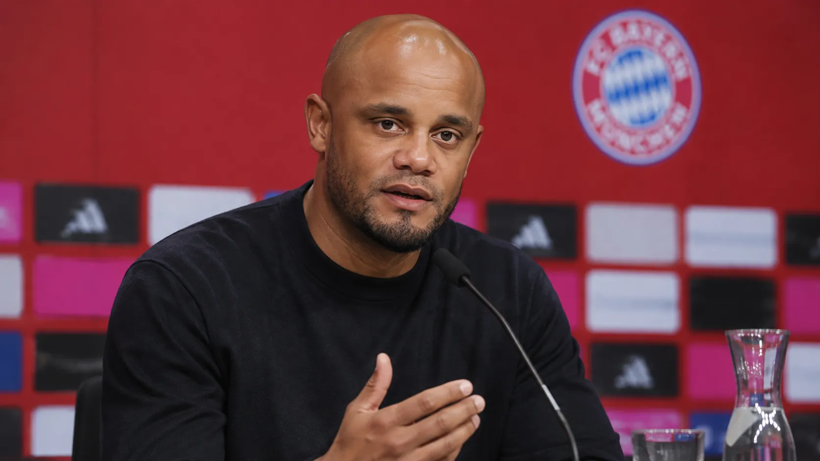 Vincent Kompany tijdens een persconferentie van Bayern München na een wedstrijd.