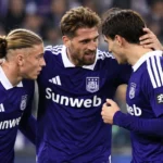 Anderlecht-spelers moedigen elkaar aan op het veld tijdens een wedstrijd.