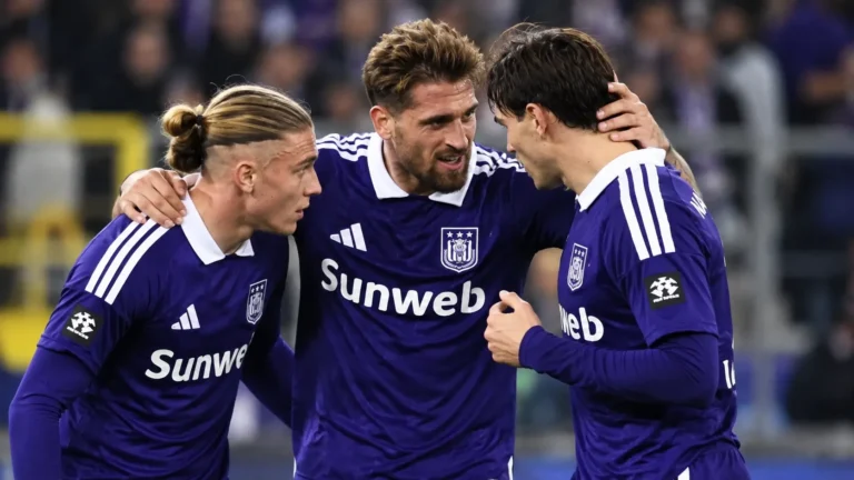 Anderlecht-spelers moedigen elkaar aan op het veld tijdens een wedstrijd.