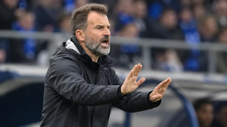 Ivan Leko geeft aanwijzingen langs de zijlijn in een zwart coachjack.