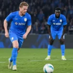 Kevin De Bruyne trapt een strafschop voor Napoli tijdens de wedstrijd tegen Frosinone.