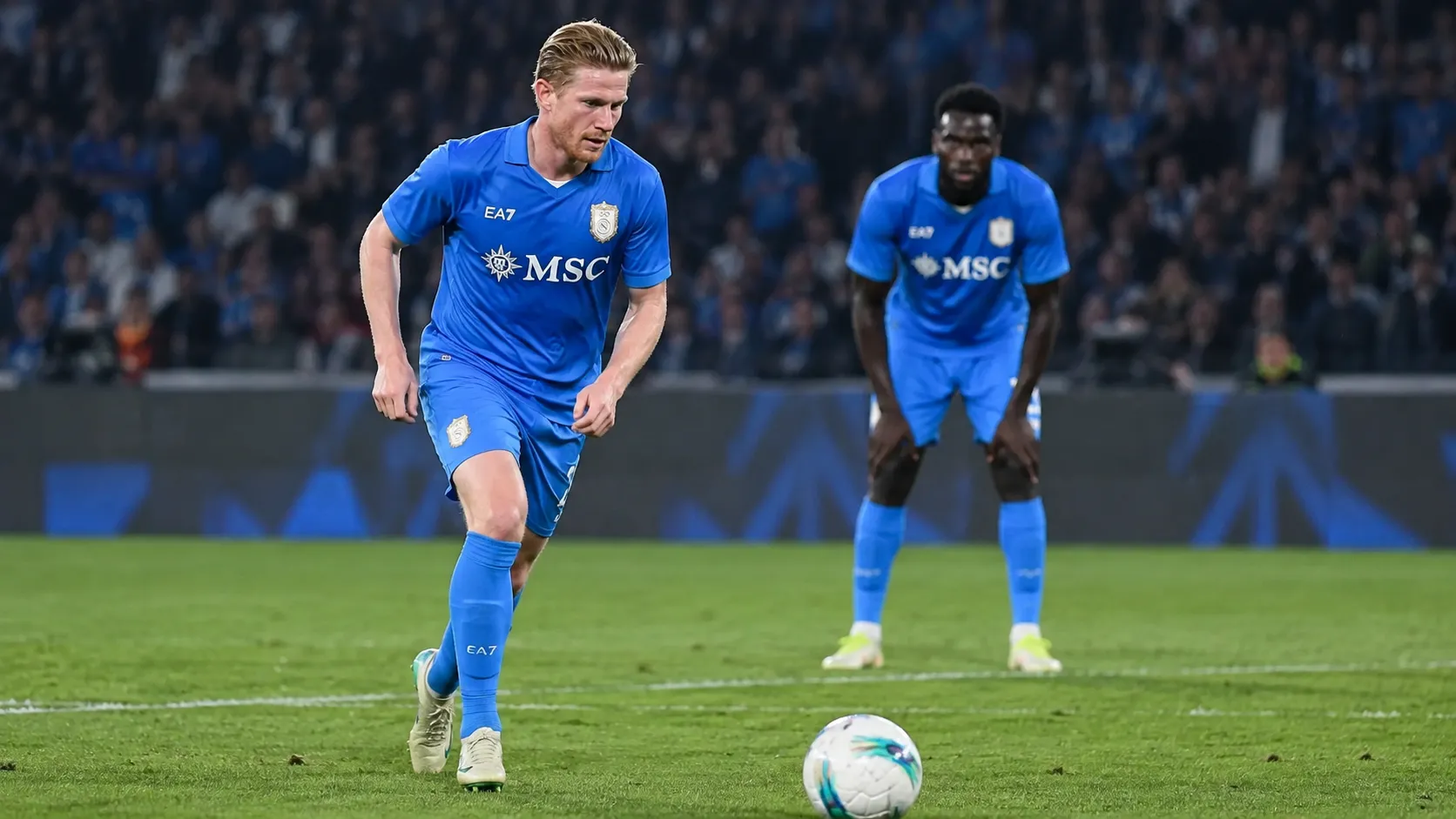 Kevin De Bruyne trapt een strafschop voor Napoli tijdens de wedstrijd tegen Frosinone.