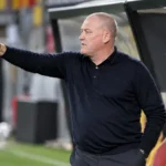 Fred Vanderbiest geeft aanwijzingen langs de zijlijn bij KV Mechelen.