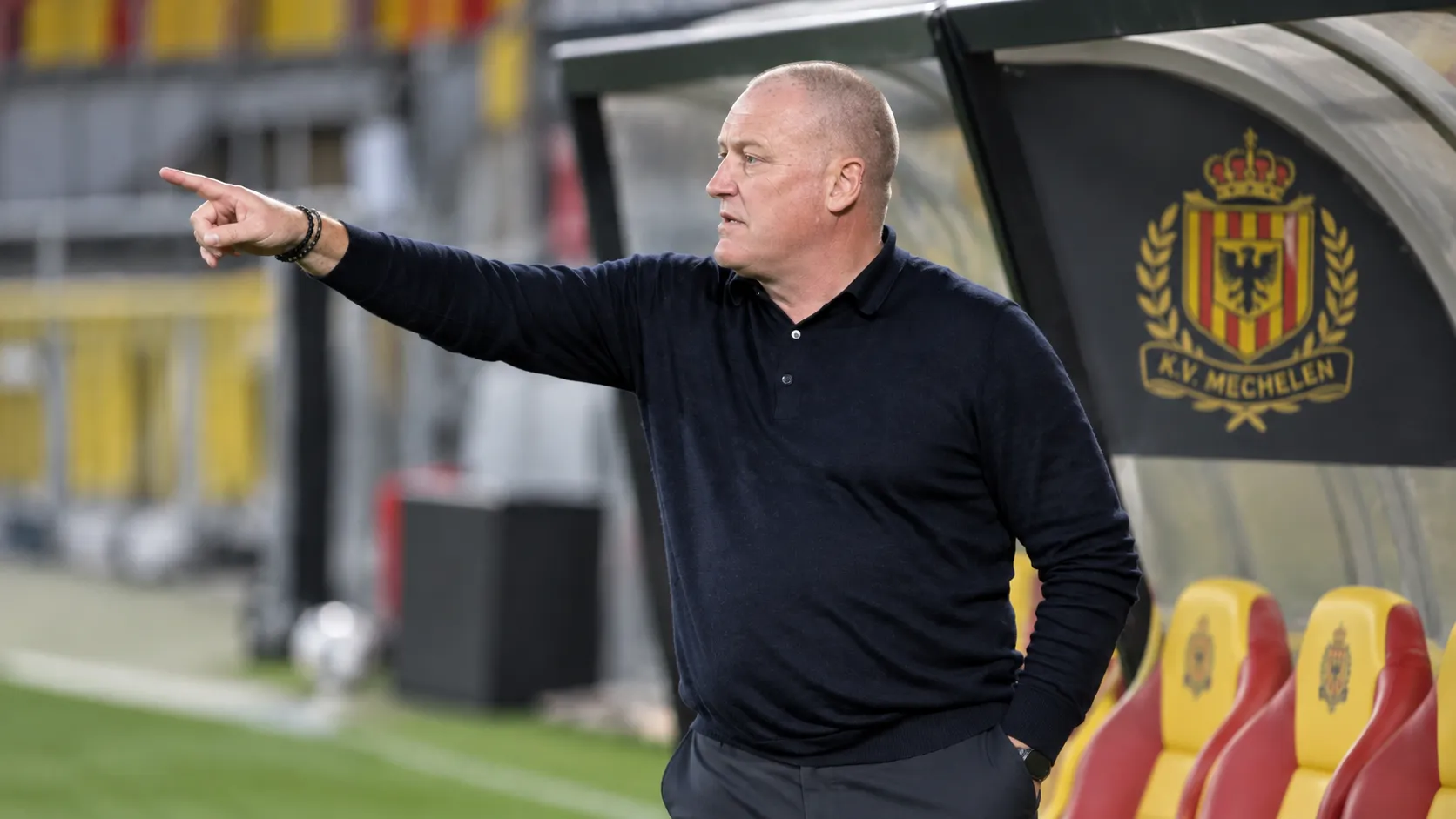 Fred Vanderbiest geeft aanwijzingen langs de zijlijn bij KV Mechelen.