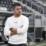 Mario Kohnen in een rustige technische zone van een leeg voetbalstadion.